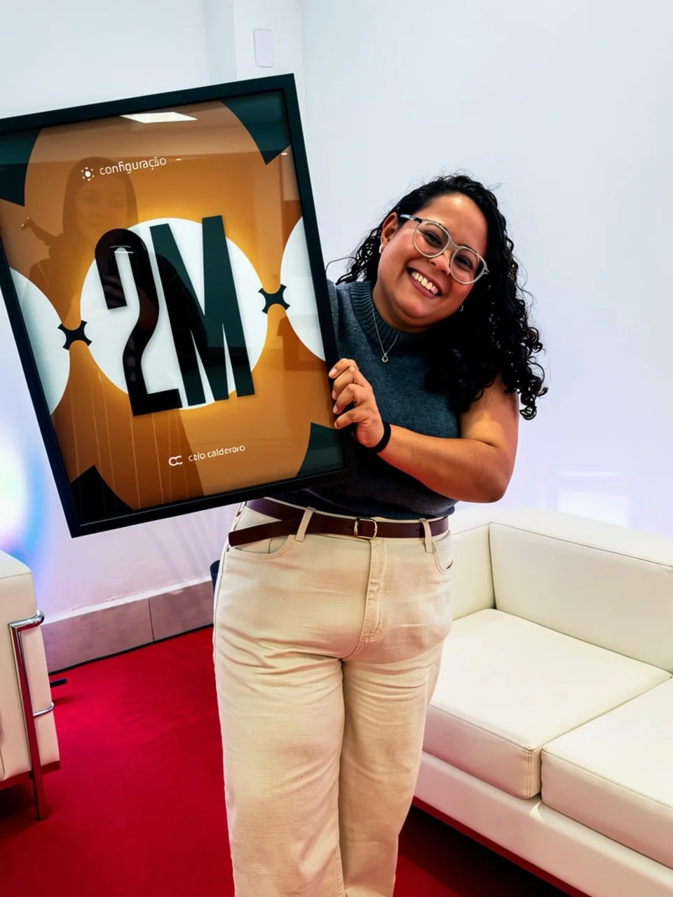 Amanda com placa de 2M
